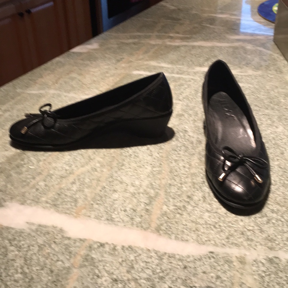 Black wedges